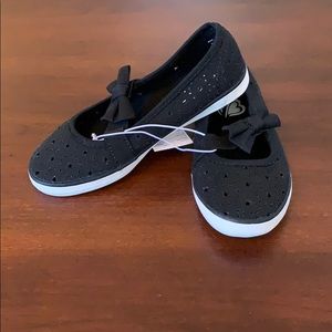 NWT Children’s Place canvas shoe - size 11 youth